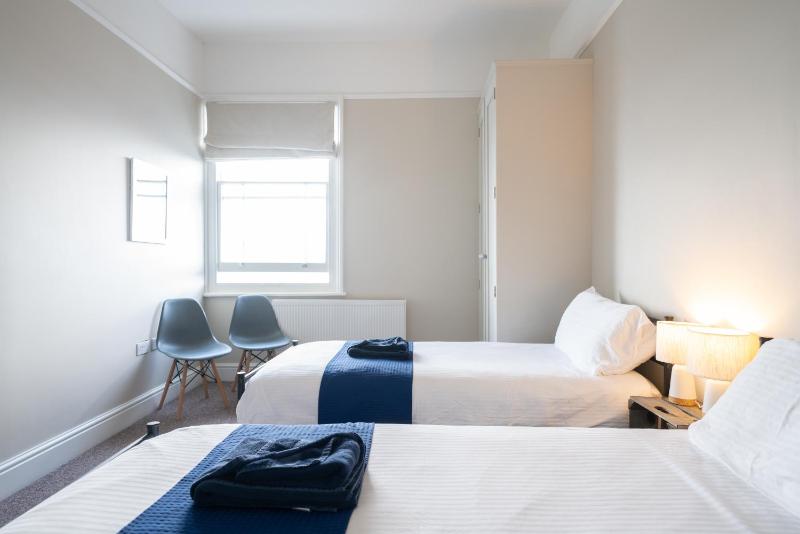 Twin Room with Shared Bathroom image 4