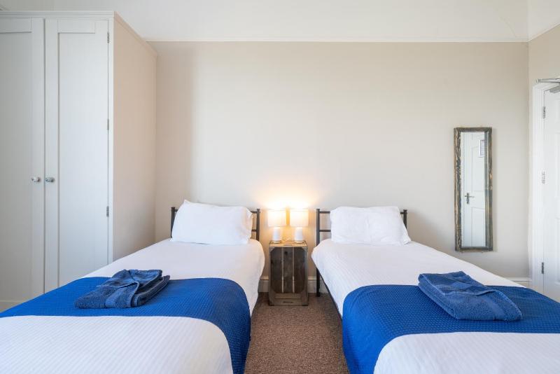 Twin Room with Shared Bathroom image 3