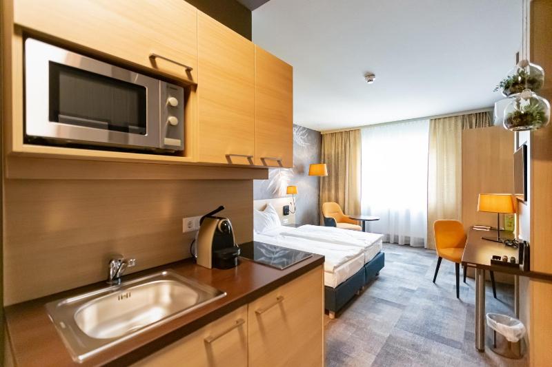 Business Double Room image 3