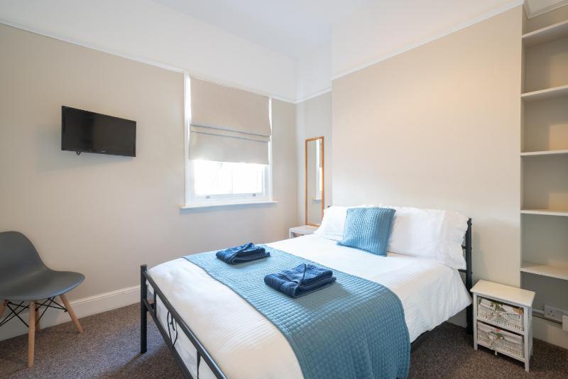 Double Room with Shared Bathroom image 4
