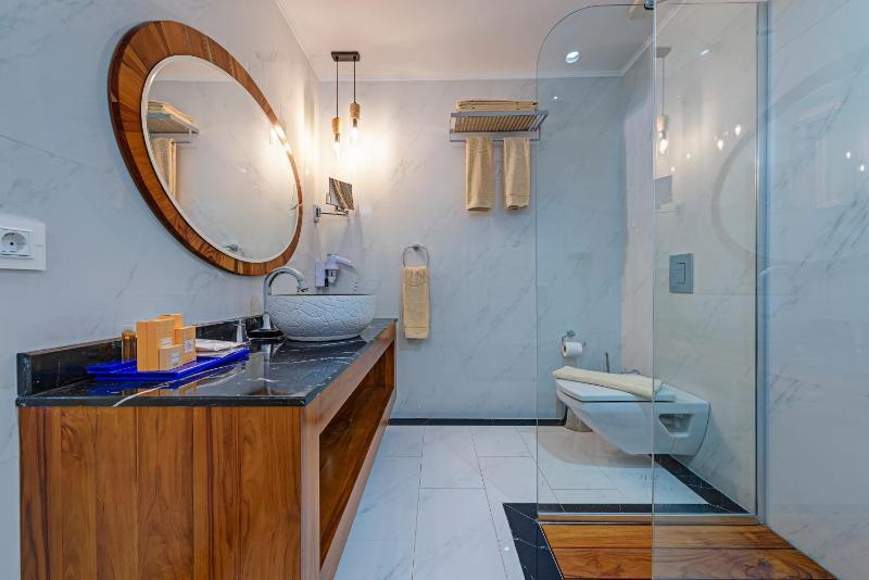 Deluxe Double Room with Side Sea View image 2