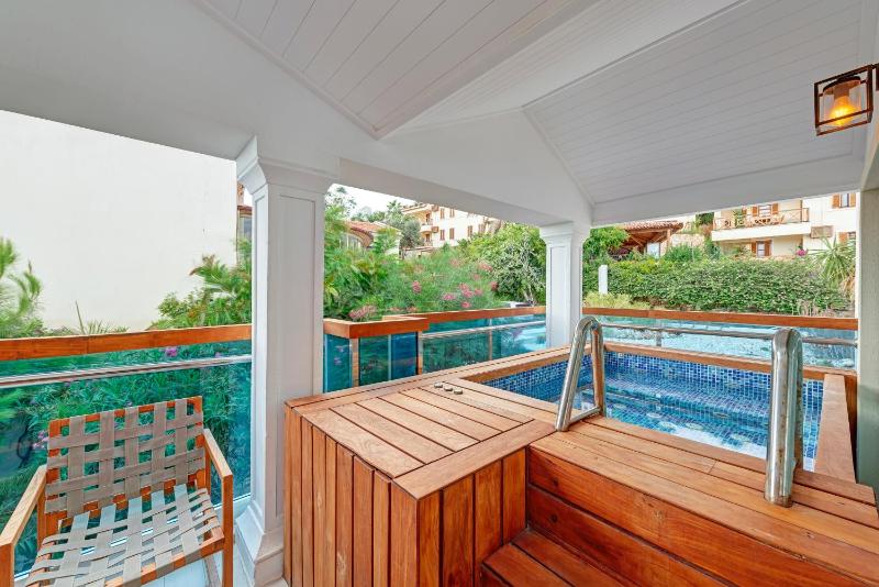 Deluxe Double Room with Side Sea View image 3