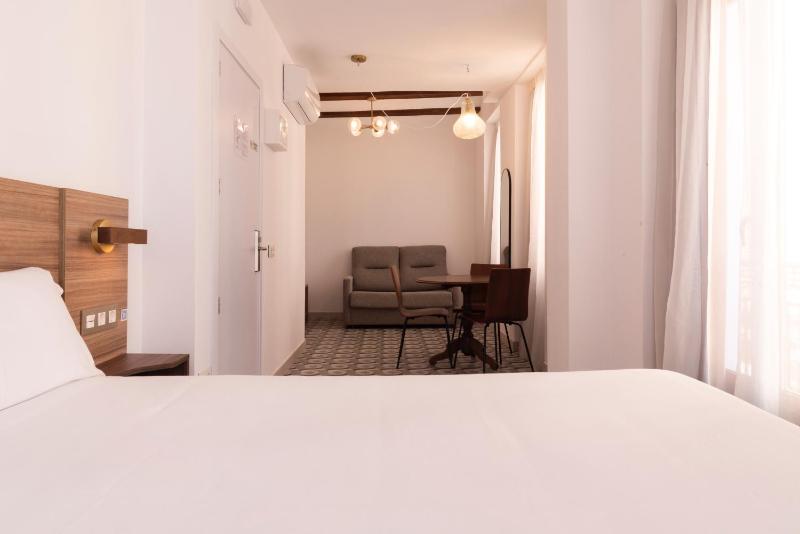 Triple Room with Balcony image 3