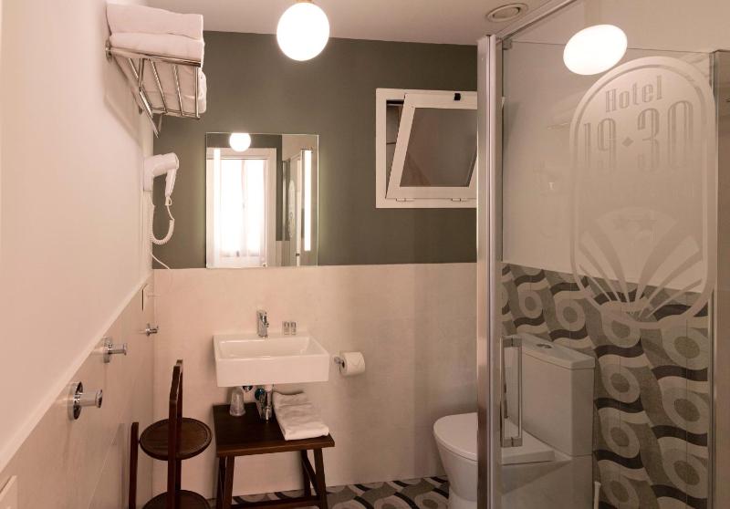 Triple Room with Balcony image 2