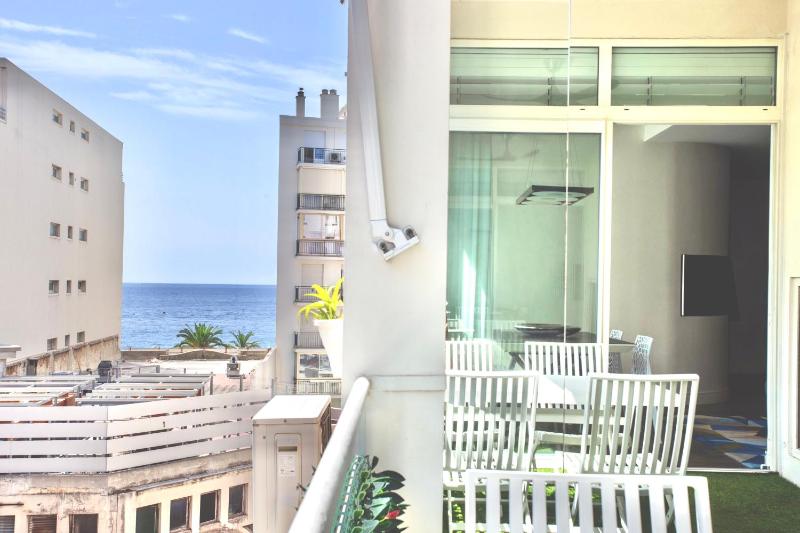 Luxurious 2 Bedrooms Apartment, 30 meter from beach Images