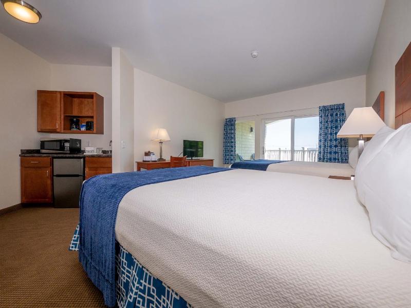 Deluxe Two Queen Beds with Balcony and Butler Pantry  image 4