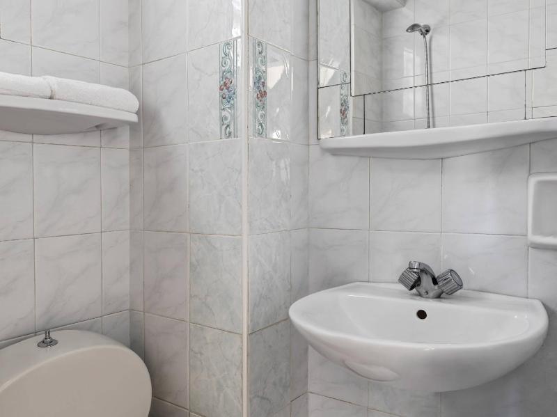 Double or Twin Room Pool Level image 2