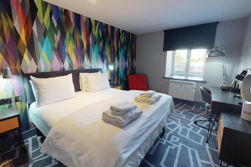 Club Room (FREE GYM & POOL ACCESS) image 1