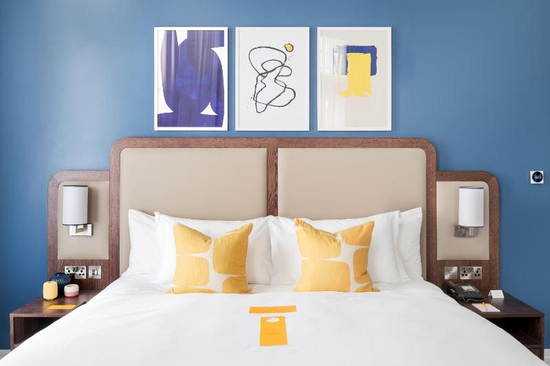 Premium King Room image 4
