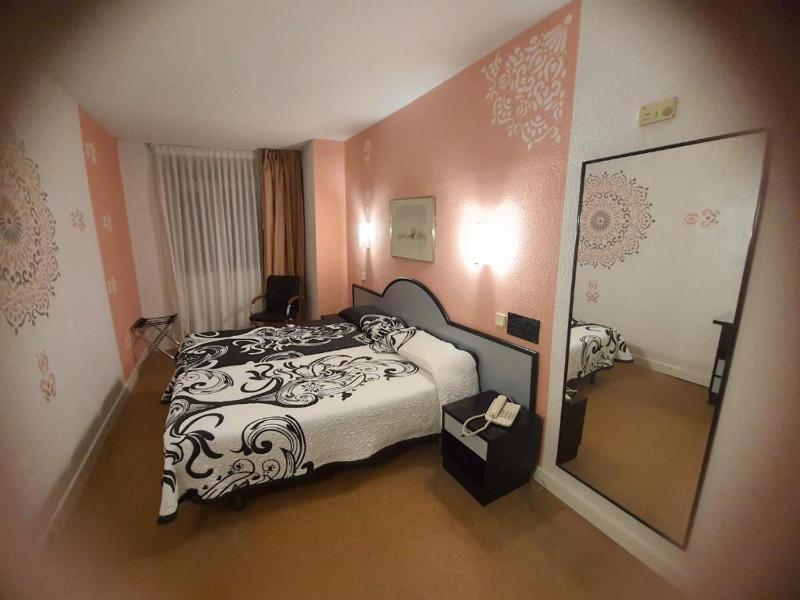 Twin Room image 1