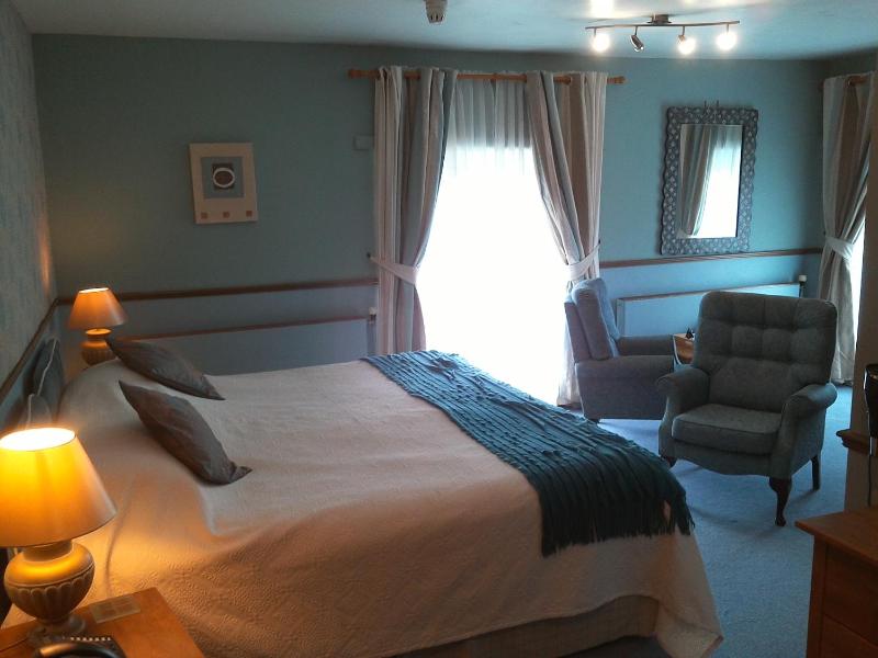 Twin Room with Private Bathroom image 4