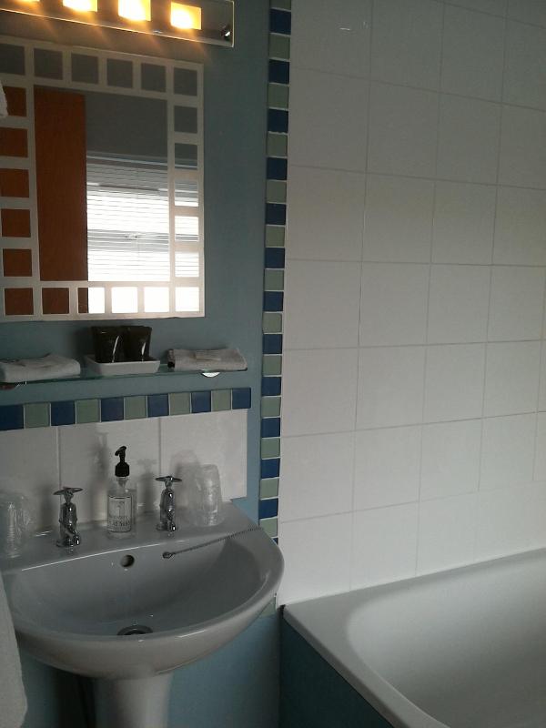Twin Room with Private Bathroom image 3