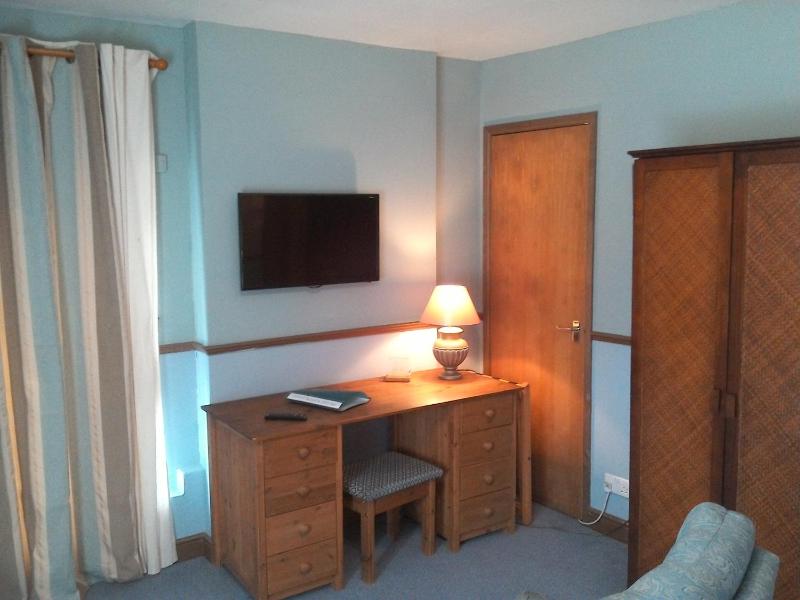Twin Room with Private Bathroom image 1