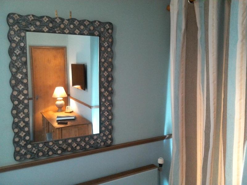 Twin Room with Private Bathroom image 2