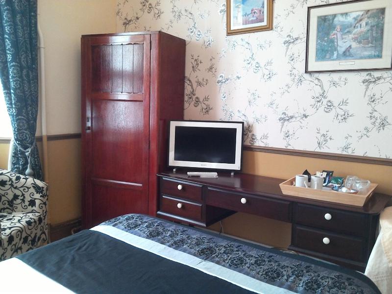 Double Room with Private Bathroom image 4