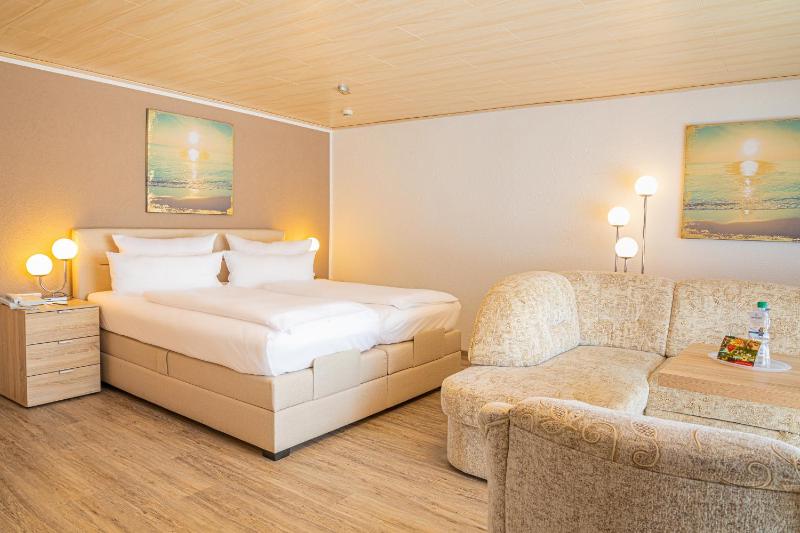 Deluxe Double Room with Balcony image 4