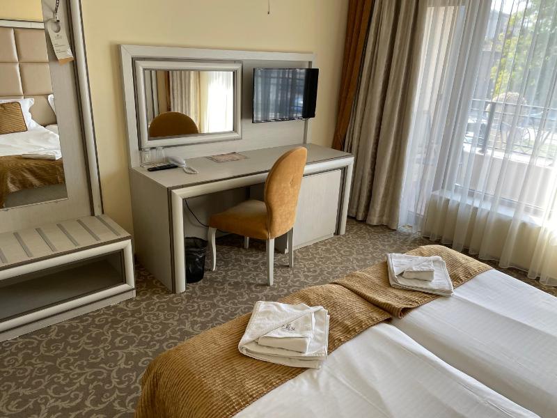 Standard Twin Room image 1
