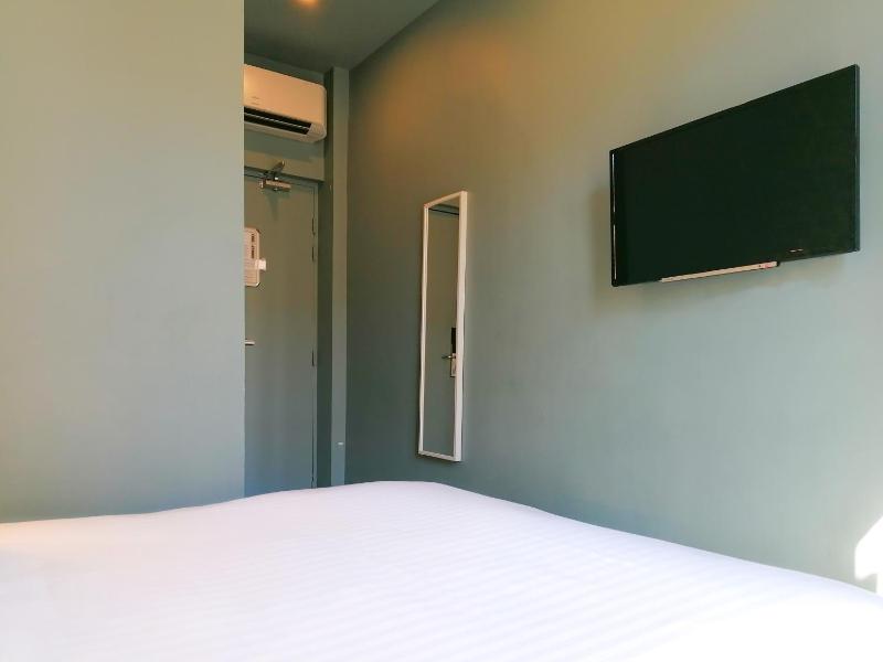 Small Economic Double Room 9m² - Courtyard View image 2