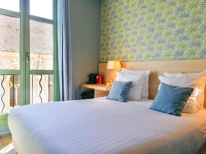 Small Economic Double Room 9m² - Courtyard View image 3