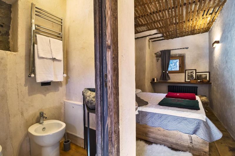 Double Room image 3