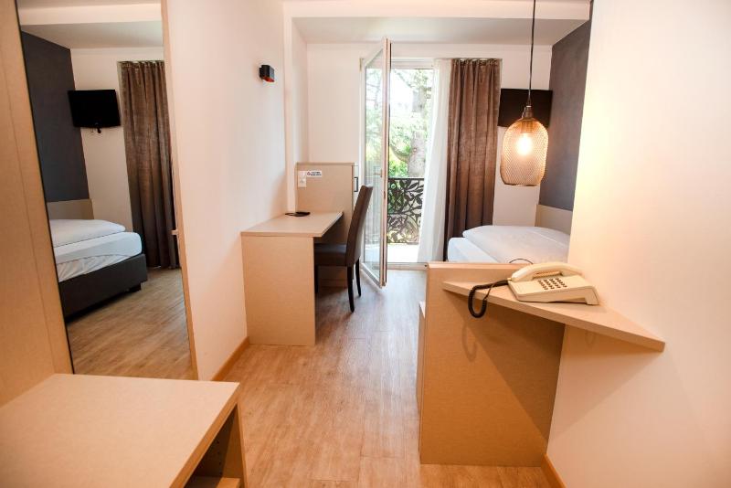 Single Room image 3