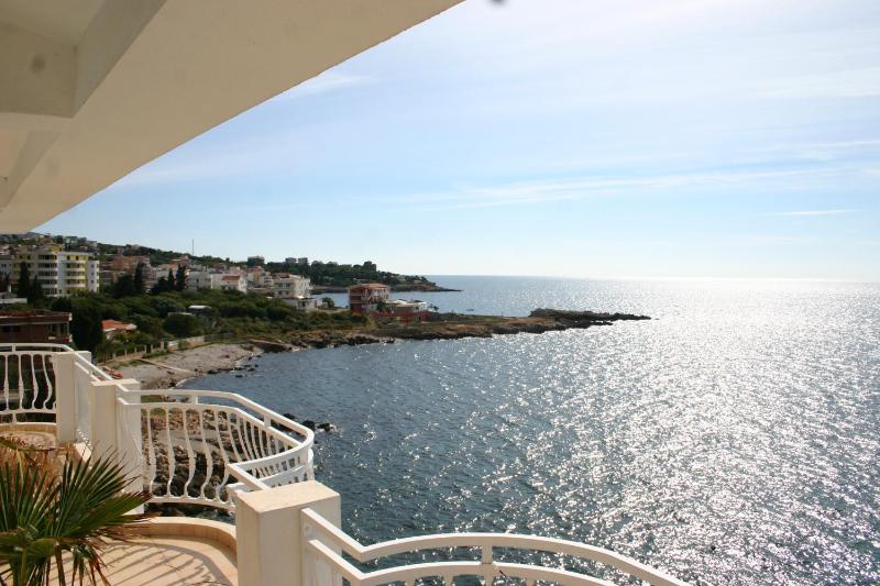One-Bedroom Apartment with Sea View image 3