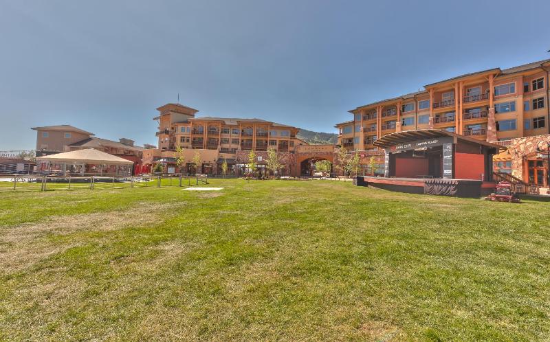 Unequalled Ski in Out Location Next to Gondola Spacious 1BR Pool Hot tubs Condo Nast Winner C103 - image 21