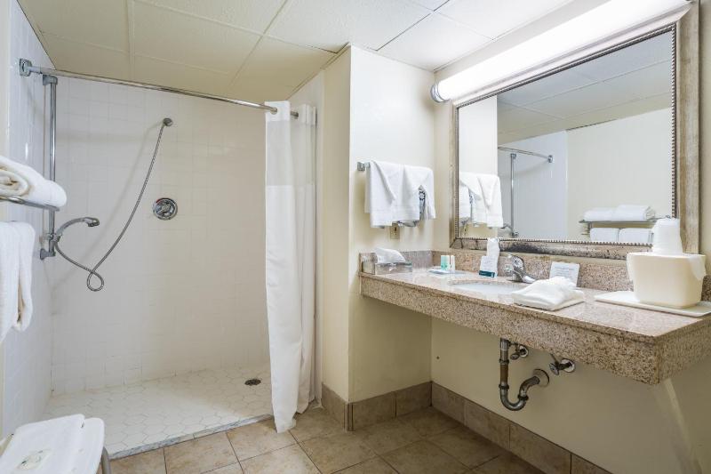 Double Room with Two Double Beds and Roll-In Shower - Accessible/Non-Smoking image 2