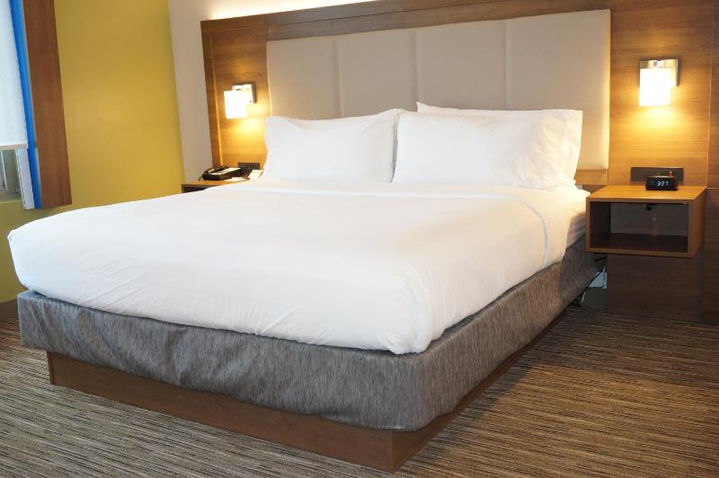 Standard King Room image 3