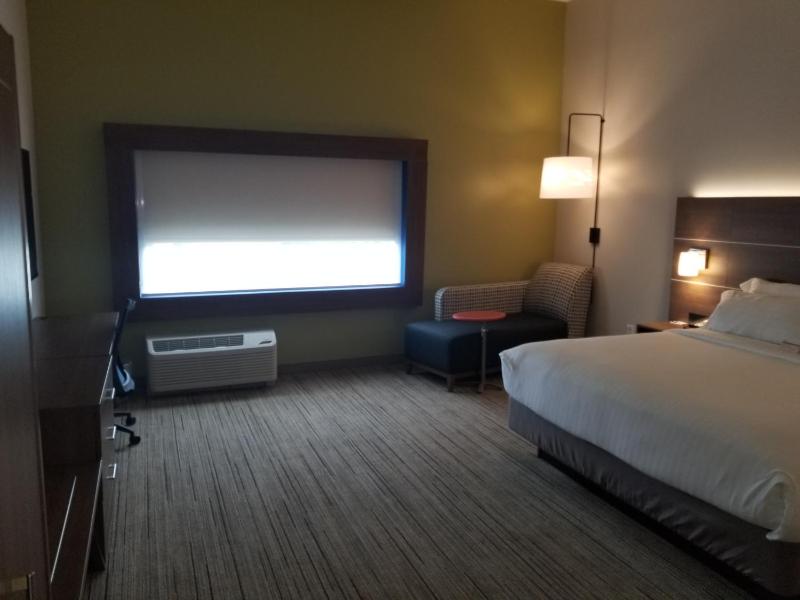 Standard King Room image 3