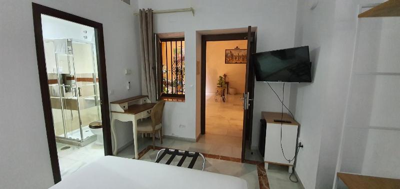 Small Double Room image 3
