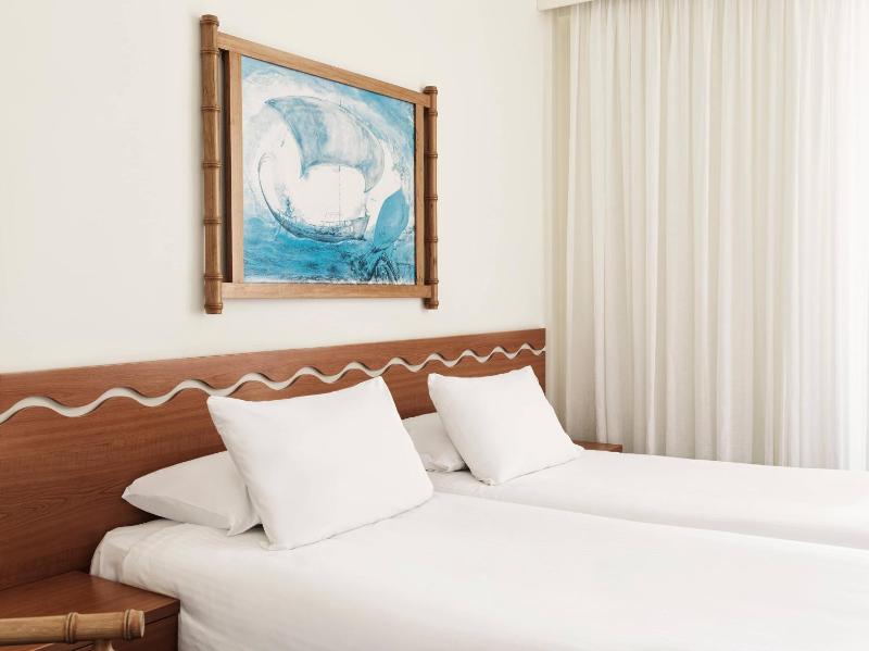 Twin Room image 4