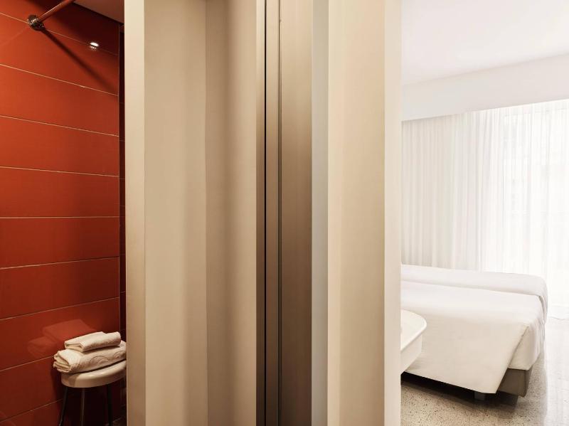 Club Twin Room image 4