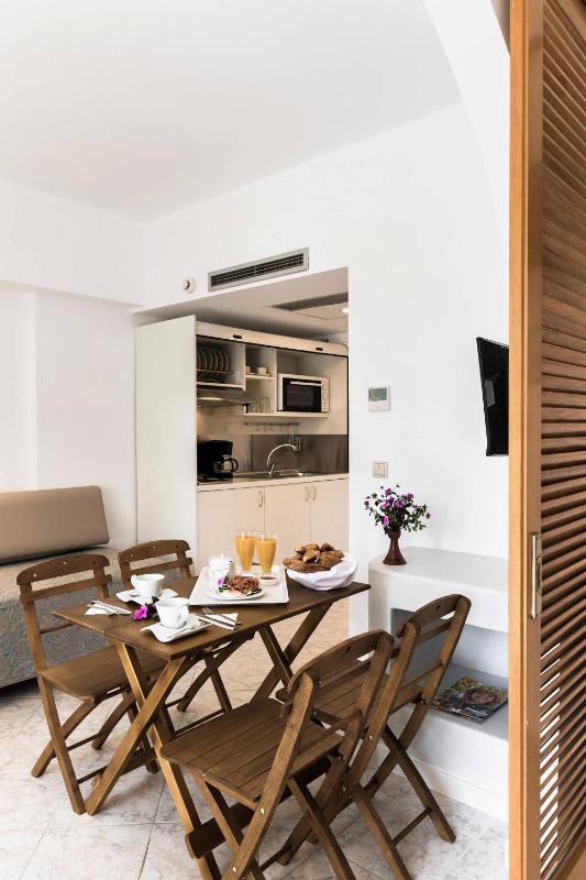One-Bedroom Apartment (2-4) with Balcony image 3