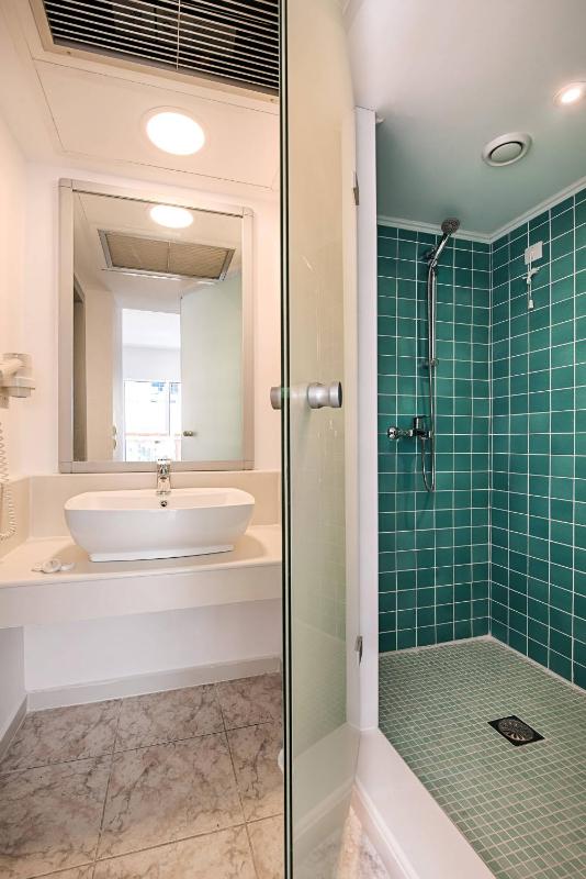One-Bedroom Apartment (2-4) with Balcony image 2