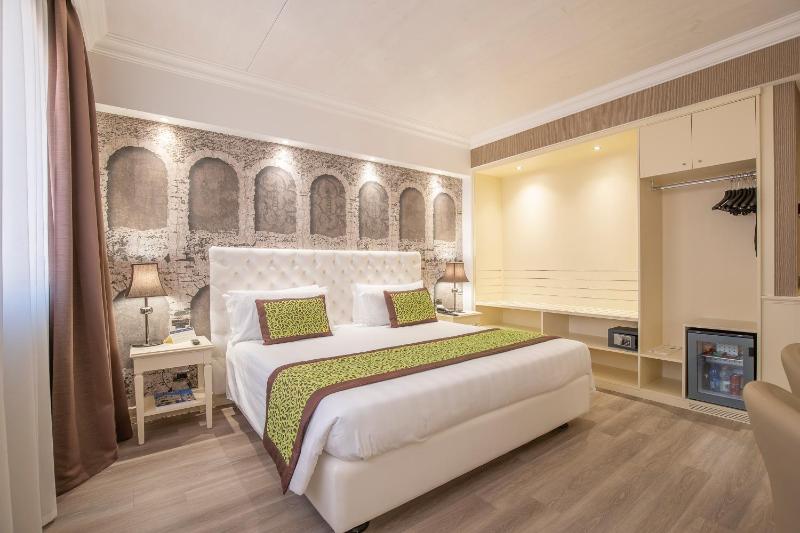 Deluxe Double Room image 3