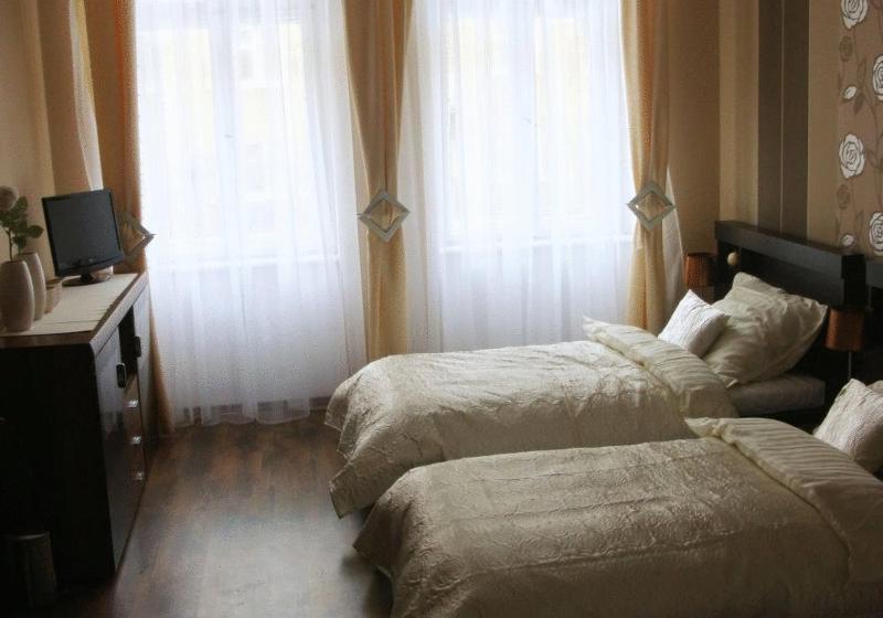 Triple Room with Shared Bathroom image 2