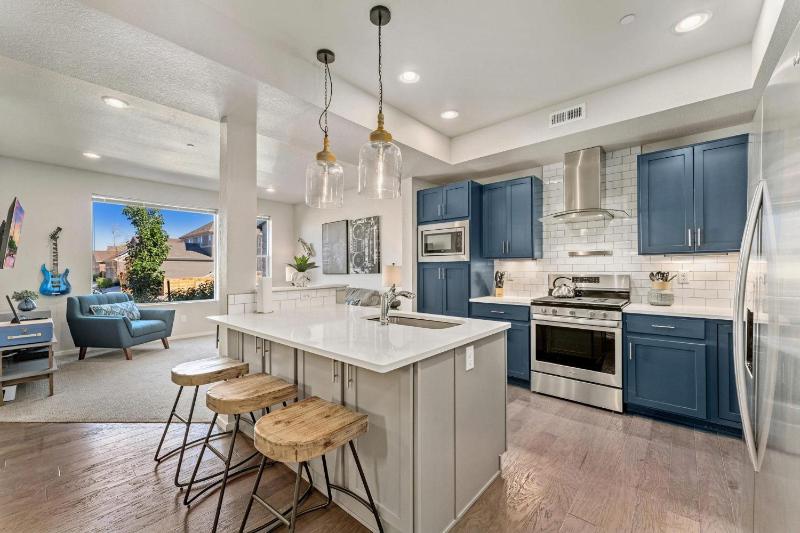 Three-Bedroom Townhouse image 1