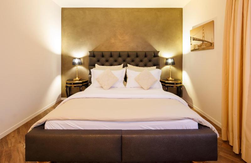 Junior Suite with Air Con image 3