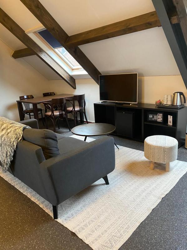 Deluxe Family Room image 4