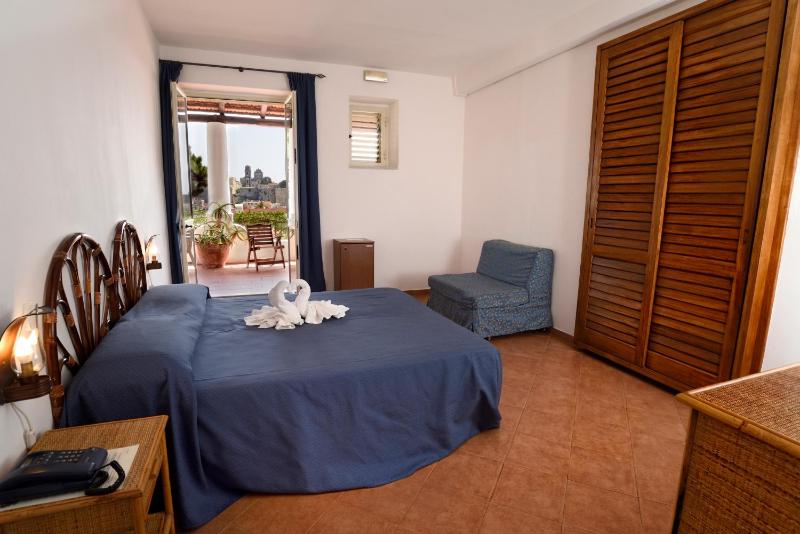 Standard Quadruple Room image 1