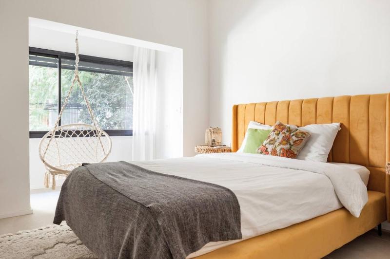 RENOVATED LARGE 3RM APARTMENT 5 MIN FROM THE BEACH - image 4