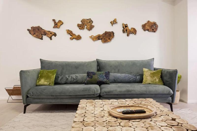 RENOVATED LARGE 3RM APARTMENT 5 MIN FROM THE BEACH - image 13