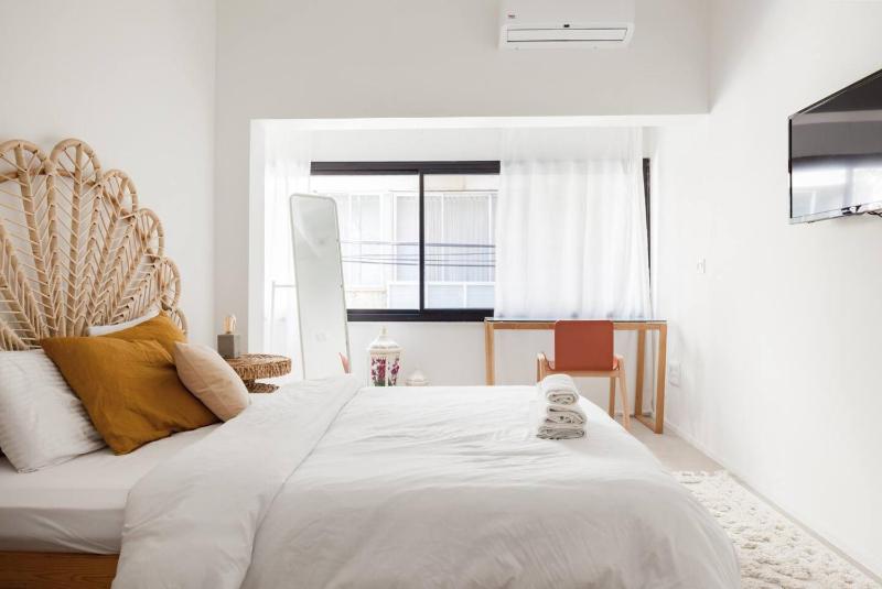 RENOVATED LARGE 3RM APARTMENT 5 MIN FROM THE BEACH - image 15