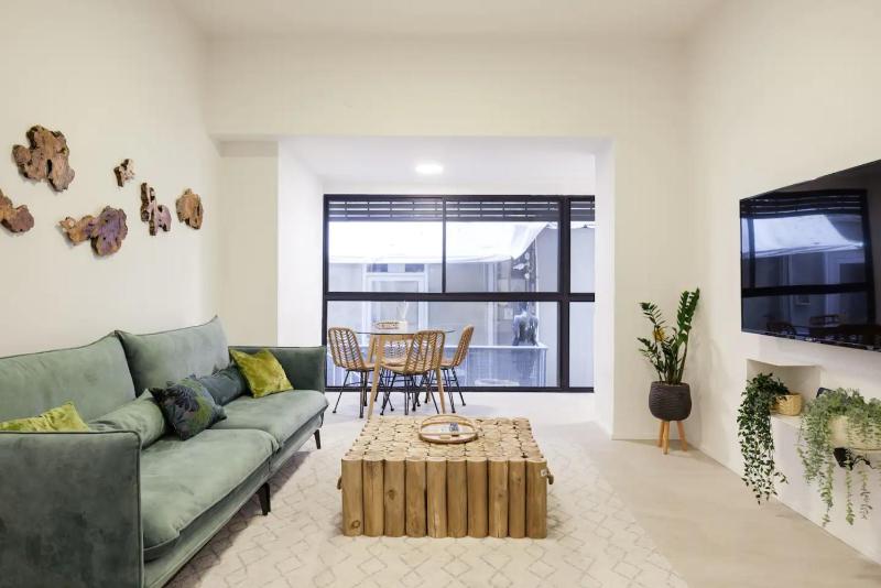 RENOVATED LARGE 3RM APARTMENT 5 MIN FROM THE BEACH - image 1