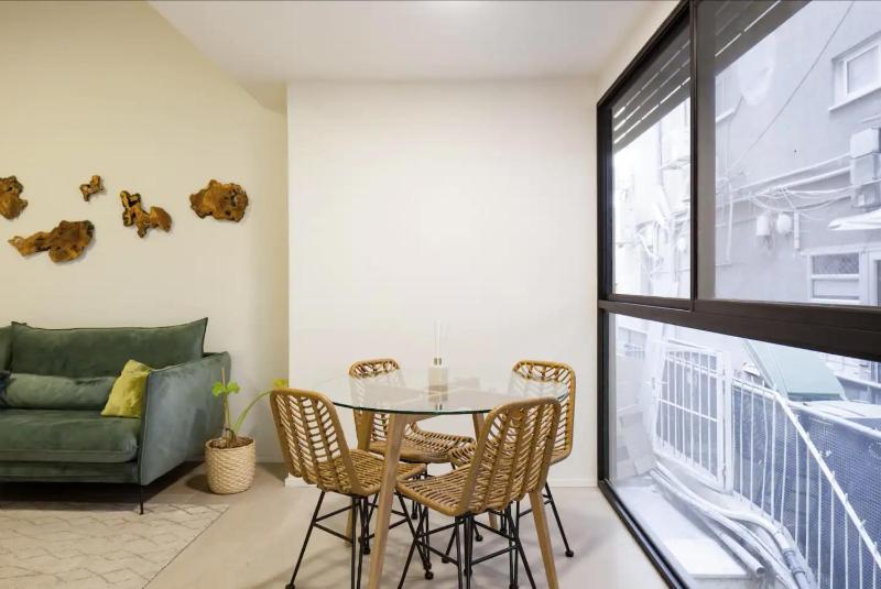 RENOVATED LARGE 3RM APARTMENT 5 MIN FROM THE BEACH - image 2