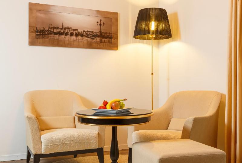 Junior Suite Deluxe with Bathtub for 2 Persons and Air Con image 4