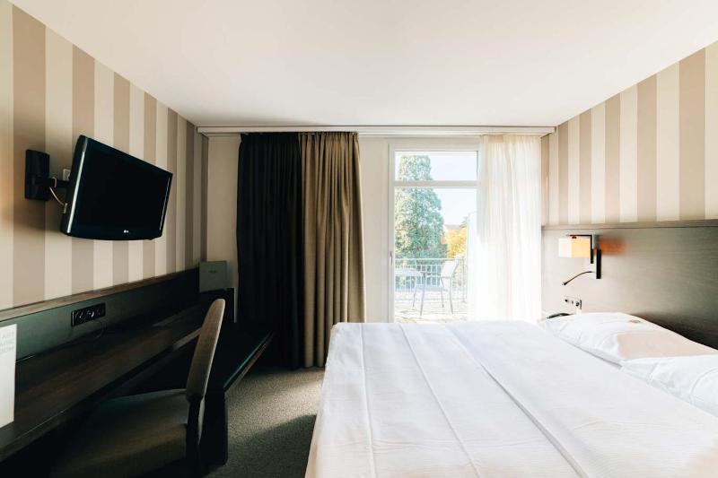 Classic Single Room with Balcony image 3
