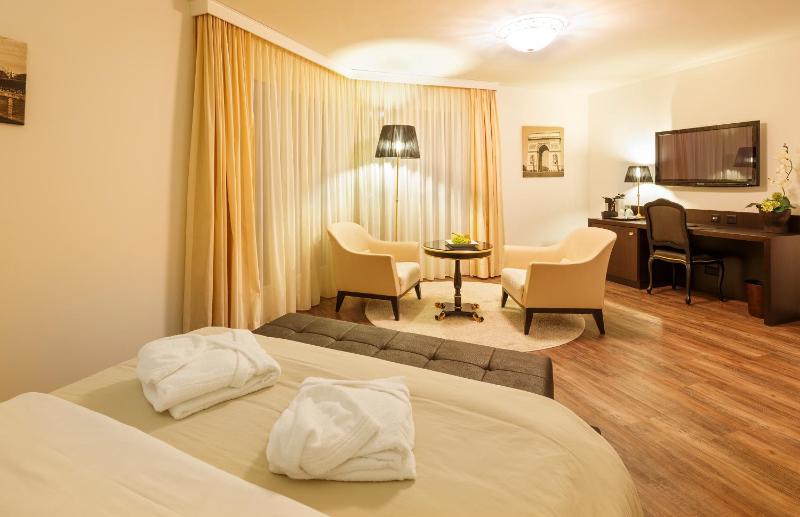 Junior Suite with Air Con image 4
