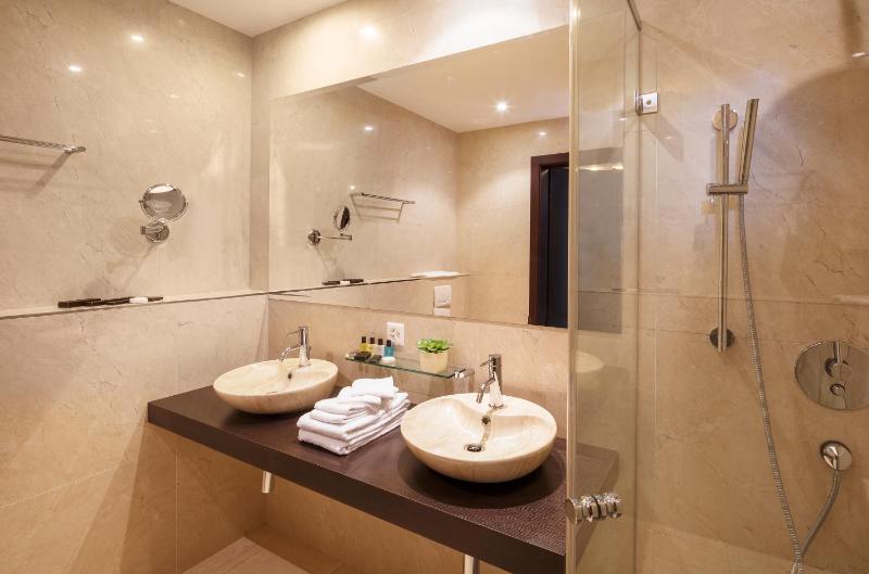 Junior Suite Deluxe Family Room with Extrabed and Air Con image 4